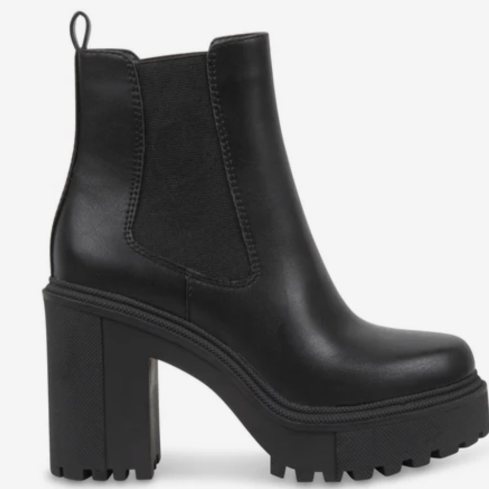 BNWOT Steve Madden Rezza chunky heel bootie